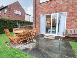 A garden with a dining table and chairs at Flat 1, 40 Hinderwell Lane
