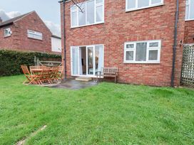 A garden with a dining table and chairs at Flat 1, 40 Hinderwell Lane