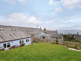 A garden with a shed and green grass at Casa Mia in Porthpean near St Austell