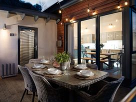 A dining area with a table and chairs at Summerset Lodge