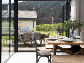 A dining room with a view of the outdoor patio at Summerset Lodge
