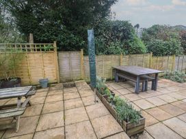 A garden with a table and chairs at Pump Cottage in Truro