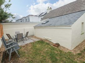 A garden with a table and chairs at Beacon House in Marloes near Little Haven