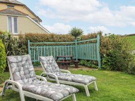 A garden with loungers and a table at Quay Sands, Hope Cove