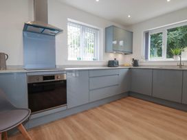 A kitchen with appliances and cabinets at Creek Lodge in Chacewater