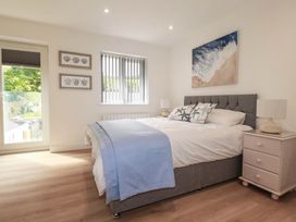 A bedroom with a bed and bedside tables at Creek Lodge in Chacewater