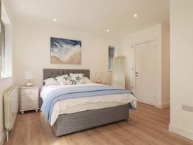 A bedroom with a bed and bedside tables at Creek Lodge in Chacewater
