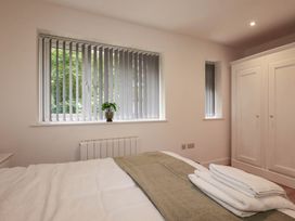 A bedroom with a bed and window at Creek Lodge Chacewater