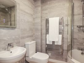 A bathroom with sink, toilet and shower at Creek Lodge in Chacewater