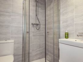 A bathroom with a shower and toilet at Creek Lodge in Chacewater