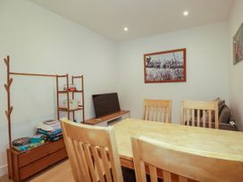 A dining room with a table and chairs at Creek Lodge in Chacewater