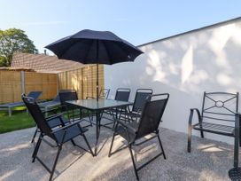 A dining area with table and chairs at Creek Lodge in Chacewater