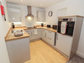 A kitchen with sink and oven at Little Plum Tree in Milnthorpe