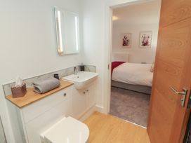 A bathroom with a wash basin and toilet at Little Plum Tree in Milnthorpe
