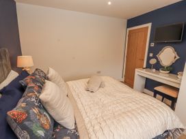 A bedroom with a bed and lamp at Blue Heron Lodge in Kirkby Stephen