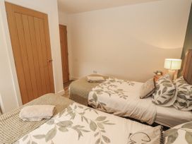 A bedroom with twin beds and a lamp at Blue heron lodge in Kirkby Stephen