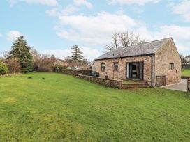 An outdoor area with a building and grass at Blue heron lodge in Kirkby Stephen