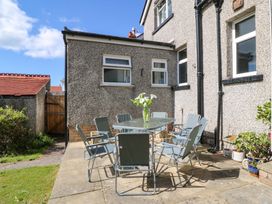 A garden with a table and chairs at Gwynfa in Old Colwyn