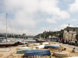 A view of boats and people by the water at Gwynfa Old Colwyn