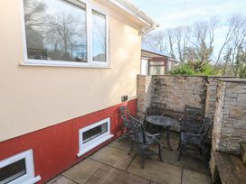 An outdoor area with a table and chairs at Piskies Magic Home