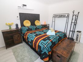 A bedroom with a bed and towels at Piskies Magic Home