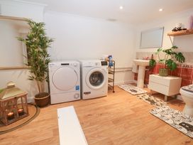 A laundry room with washing machines and plants at Piskies Magic Home