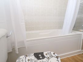 A bathroom with a bathtub and toilet at Piskies Magic Home 