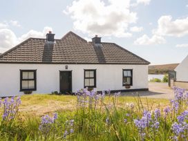 A cottage with a garden at Hanowen House Dungloe, County Donegal