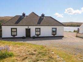 A house with a front yard and driveway at Hanowen House, Dungloe, County Donegal