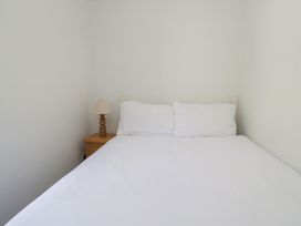 A bedroom with a bed and a lamp at Fellfoot Cottage