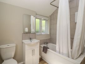 A bathroom with a sink, toilet, and bathtub at Fellfoot Cottage