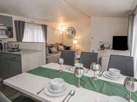 A dining area with a table and chairs at The Ridgeway in New Quay
