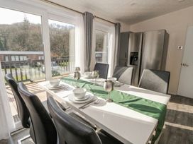 A dining room with a table and chairs at The Ridgeway in New Quay