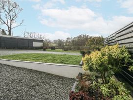 A garden with gravel and grass at The Dove Cot in Ambleside