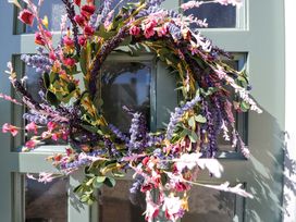 A floral wreath on a green door at Paddock View in Stow-On-The-Wold