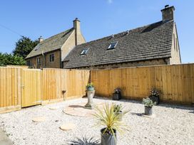 A garden with gravel and plants at Paddock View Stow-On-The-Wold