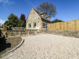 An outdoor view of a house with a gravel area and garden at Paddock View in Stow-On-The-Wold