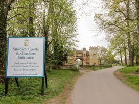 A sign and entrance gate to Sudeley Castle and Gardens in Stow-On-The-Wold