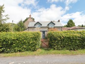 A house with a gate and surrounding hedge at Ammerham Farm Cottage Ammerham near Winsham