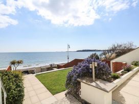 A garden with sea view at Ocean Wave in Greenhill