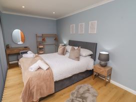 A bedroom with a bed, mirror, and dressing table at Tigh-Na-Mara Retreat 