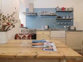 A kitchen with table and glasses at The Old Studio in Penzance