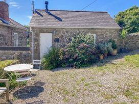 An outdoor area with a building, table, and chairs at The Old Studio in Penzance
