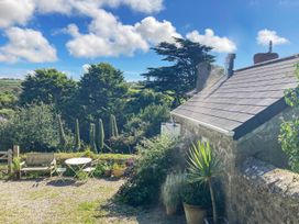 A garden with a table and chairs at The Old Studio in Penzance