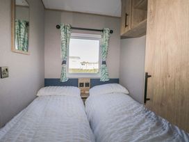 A bedroom with twin beds and a window at 0028 South Beach