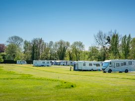 A campground with several caravans at Tulip in Eardisland
