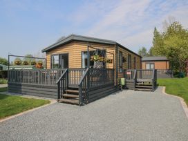 A modular home with a deck and garden in Poppy Eardisland