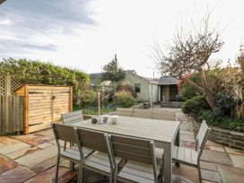 A garden with a table and chairs at Awelon Y Mor in Aberaeron