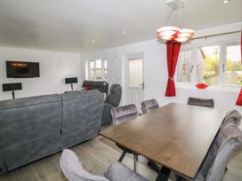 A dining room with a table and chairs at Ruby Red in Brigg