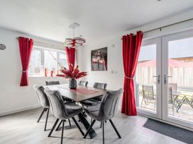 A dining room with a table and chairs at Ruby Red Near Brigg